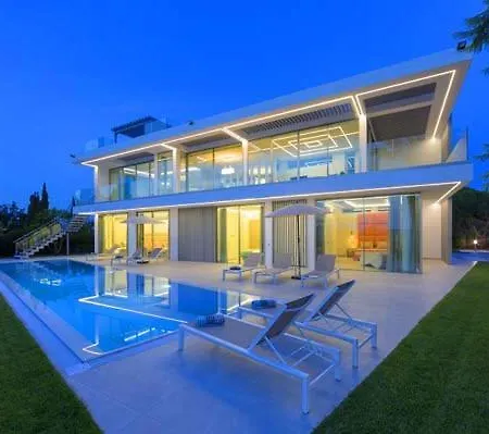 ヴィラ Sleeps 8 Pool Air Con T607962 *
